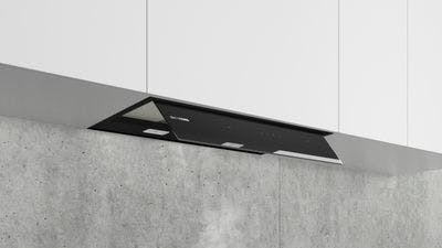Eine integrgrierte Dunstabzugshaube mit Stauraum-Möglichkeiten im Oberschrank。