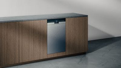Ein schmaler Einbau-Geschirrspüler在eine Holzfront integrert。