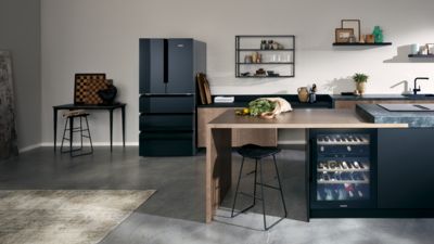 Kücheninspiration mit einer modernen Küche在Schwarz und Holzelementen。
