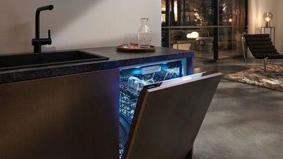 Eine moderne Küche mit praktischem Einbaugeschirrspüler befindet sich in einem stylischen Wohnraum。